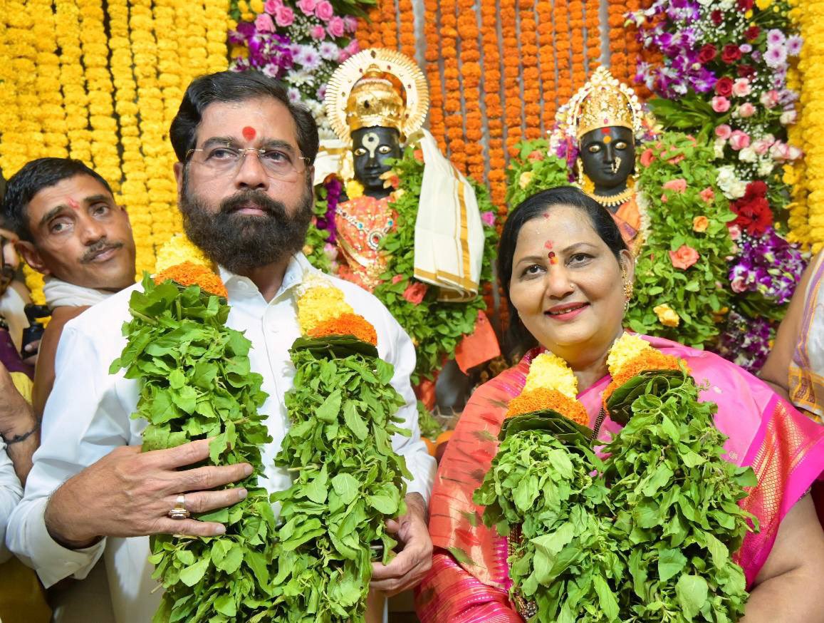 📍वडाळा, #मुंबई |

बोलावा विठ्ठल, पाहावा विठ्ठल 
करावा विठ्ठल, जीवभाव! 

आषाढी एकादशीच्या शुभ मुहूर्तावर आज वडाळा येथील प्राचीन विठ्ठल रखुमाई मंदिरात जाऊन विठुरायाची सपत्निक विधिवत पूजा केली. 

१६ व्या शतकातील हे मंदिर प्रतिपंढरपूर म्हणून ओळखले जाते. संत तुकारामांच्या हस्ते या
