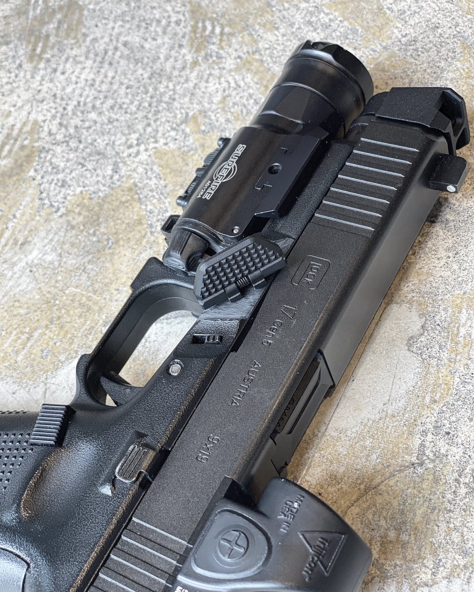 x115xtaylor's tweet image. お友達に教えていただいたフォールディングタイプのサムレストをG17GEN5に取り付けてみました👍
構えた時、どうも座りが悪かった左手の親指がしっかり乗ってとても良い感じに。
ざっくり加工&amp;仮組状態ではありますが耐久性や実際のゲームユースは如何に。