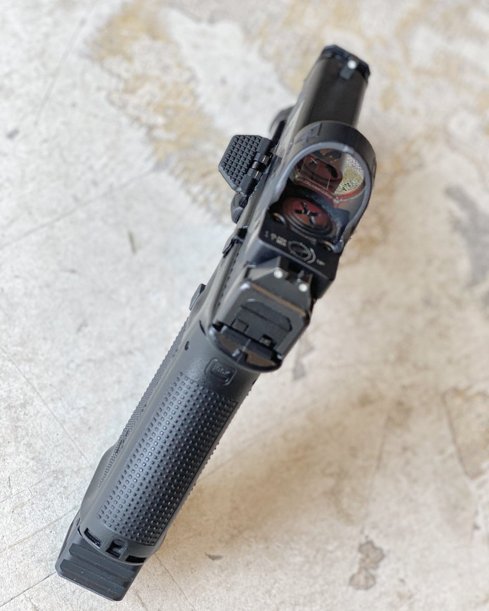 x115xtaylor's tweet image. お友達に教えていただいたフォールディングタイプのサムレストをG17GEN5に取り付けてみました👍
構えた時、どうも座りが悪かった左手の親指がしっかり乗ってとても良い感じに。
ざっくり加工&amp;仮組状態ではありますが耐久性や実際のゲームユースは如何に。