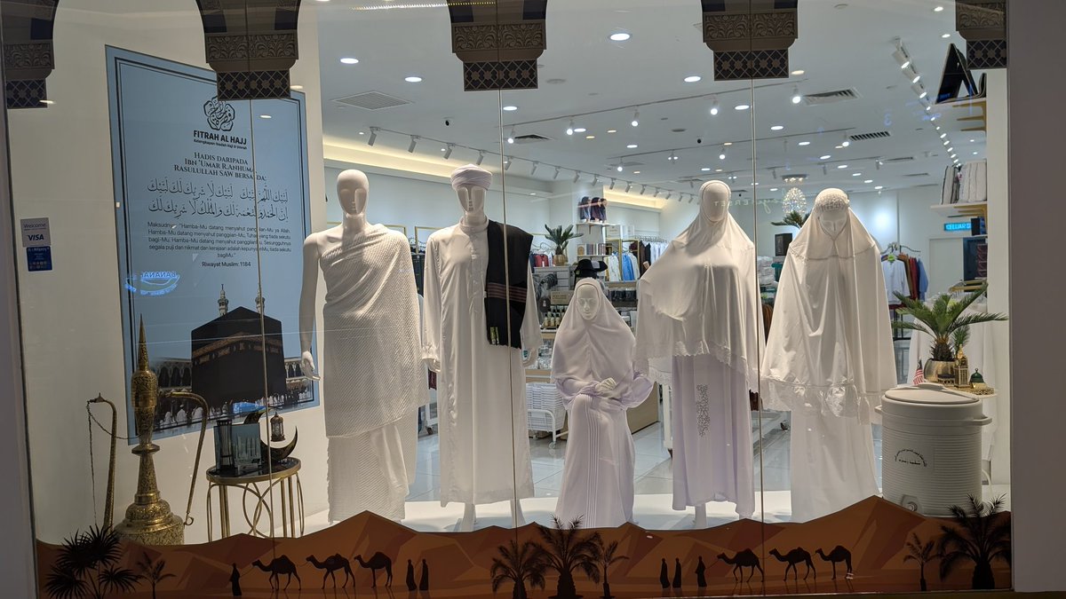 merupo's tweet image. マレーシア、イスラム国家だけあってヒジャブのオシャレな巻き方とか教示されてて凄い