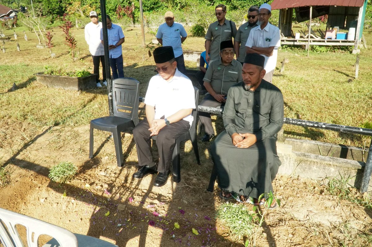 Saya dan isteri menziarahi pusara Almarhum Nik Muhamad bin Nik Mahmud, atau lebih mesra dikenali sebagai Ayoh Mat seorang sahabat karib kepada arwah bapa mertua saya.

Kehadiran saya disambut dengan penuh tenang dan mesra oleh isteri Almarhum, Puan Khadijah binti Abdullah, yang