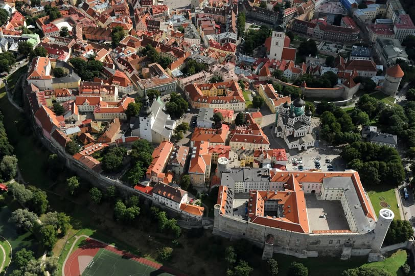 Tallinn’s Old Town, with Toompea Hill rising above it, is a place of timeless beauty.
Cobblestone streets, medieval towers, and a unique atmosphere—this is the heart of beautiful Tallinn.