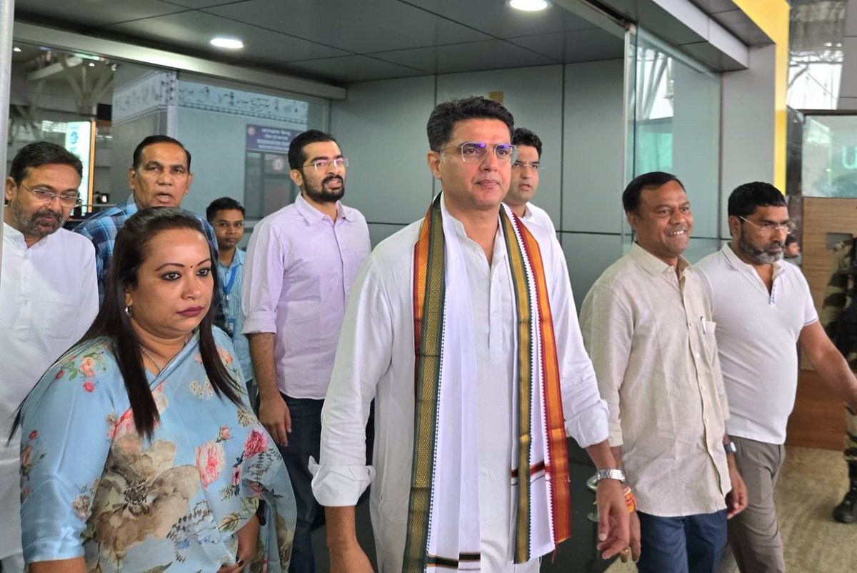 आज रायपुर पहुँचने पर प्रदेशाध्यक्ष <a href="/DeepakBaijINC/">Deepak Baij</a> जी एवं पदाधिकारियों के साथ।