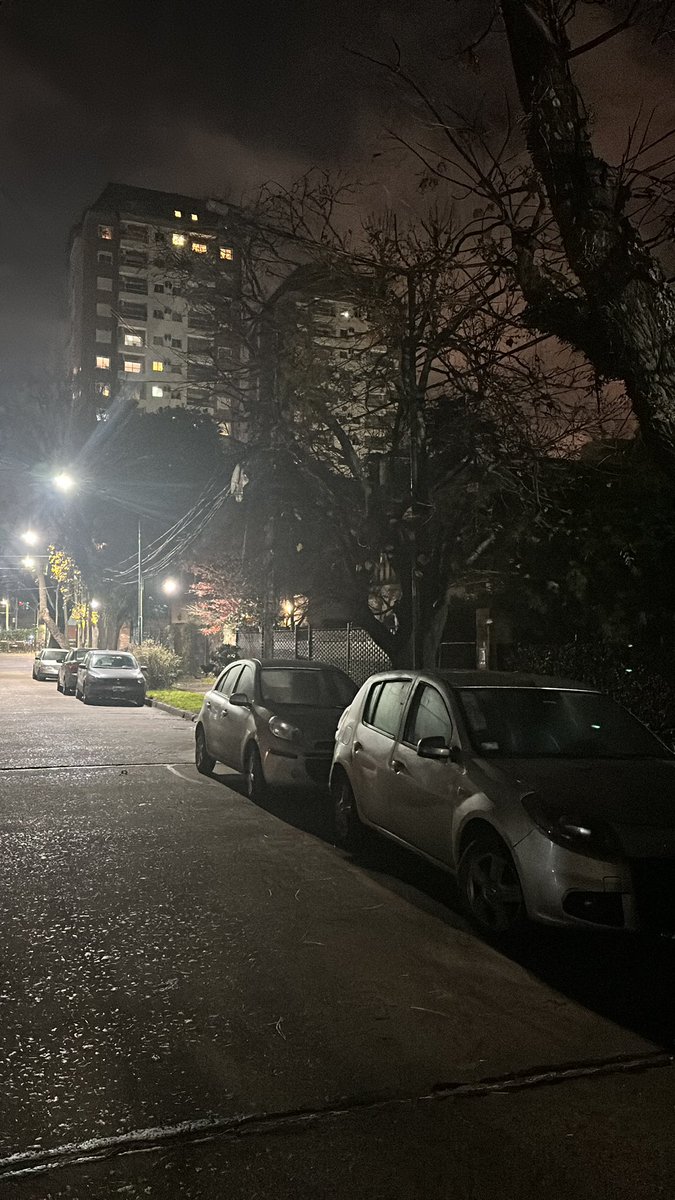 eduabella's tweet image. Los clásicos del Beccar: luces quemadas, sin mantenimiento. Un @SanIsidroGob que va siempre atrás en las cosas simples. Poca luz y poca seguridad. Arreglate vos..