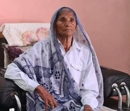 अगर किसी की मां का निधन हो जाए तो वो क्या करेगा? तुरंत वहां पहुंचेगा या फिर अपना काम पूरा करेगा? यूपी बीजेपी के महामंत्री संगठन धर्मपाल सिंह की माता का जब निधन हुआ, तब वो एक VC कर रहे थे। सूचना मिलने के बावजूद पहले उन्होंने किसी को ज़ाहिर हुए मीटिंग पूरी की।
विनम्र श्रद्धांजलि 💐