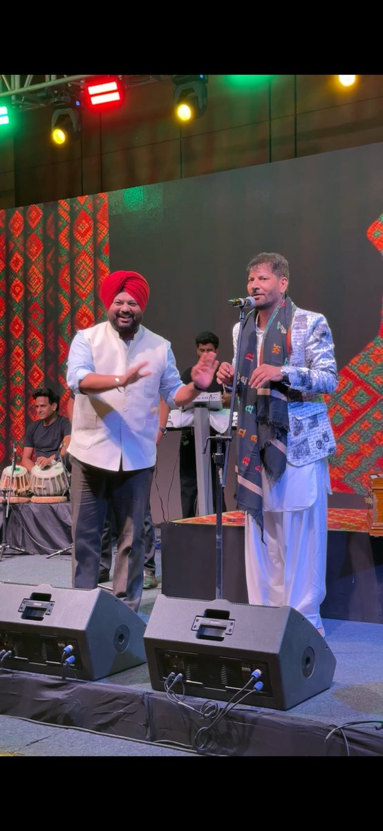 JJassiOfficial's tweet image. Meharbani @smtv0073
Bada khoobsoorat mahoul ditta raat
Suffi/Folk/Pop and Literature maza aagya
@3colorsofjassi thnx @simranjotmakkar bai