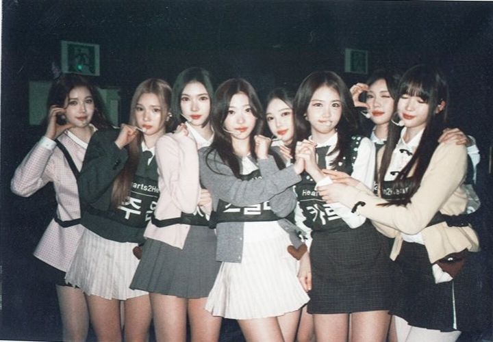Sasayangg_01's tweet photo. Bacain qrts disini... Sakit banget sumpah.... Comparing them with a group yang udah debut tahunan sama beberapa bulan.. I hope this is the way to be shining in the future :( love my girls 💙✨:( https://t.co/1GIQHmZEYO