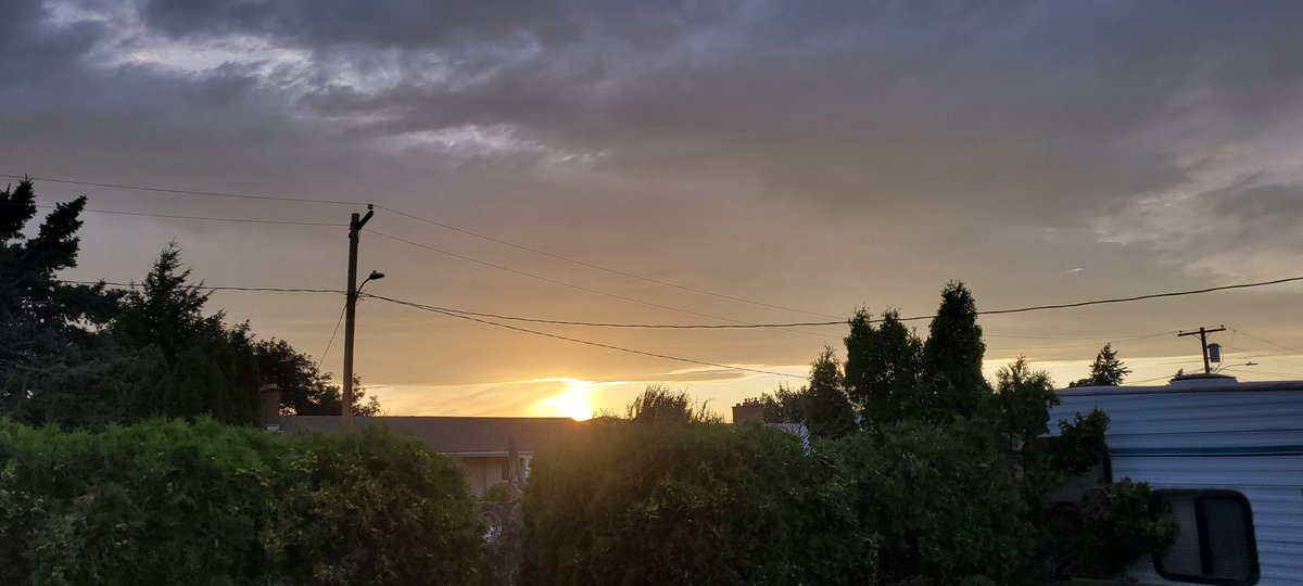 Stunning #sunset this evening, as viewed from #Kelowna #BC.

#BCStorm #BCwx #bcstormwatch #shareyourweather