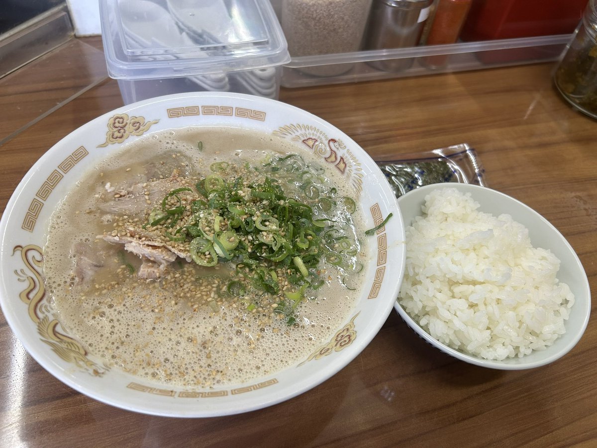plenusdoor's tweet image. たくさん汗をかいたので塩分と豚骨補給

豚骨スープが五臓六腑にしみわたるぅ(*´д｀*)ﾊｧﾊｧ