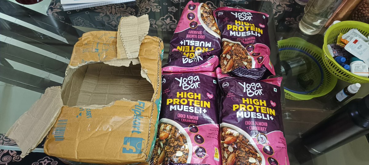 SATYAVIRARYA's tweet image. @Flipkart @flipkartsupport I have ordered 6 packets of Yogabar Muesli but only received 4—this has happened several times! How can 6 packets fit in this small carton? Please investigate! #OrderIssues