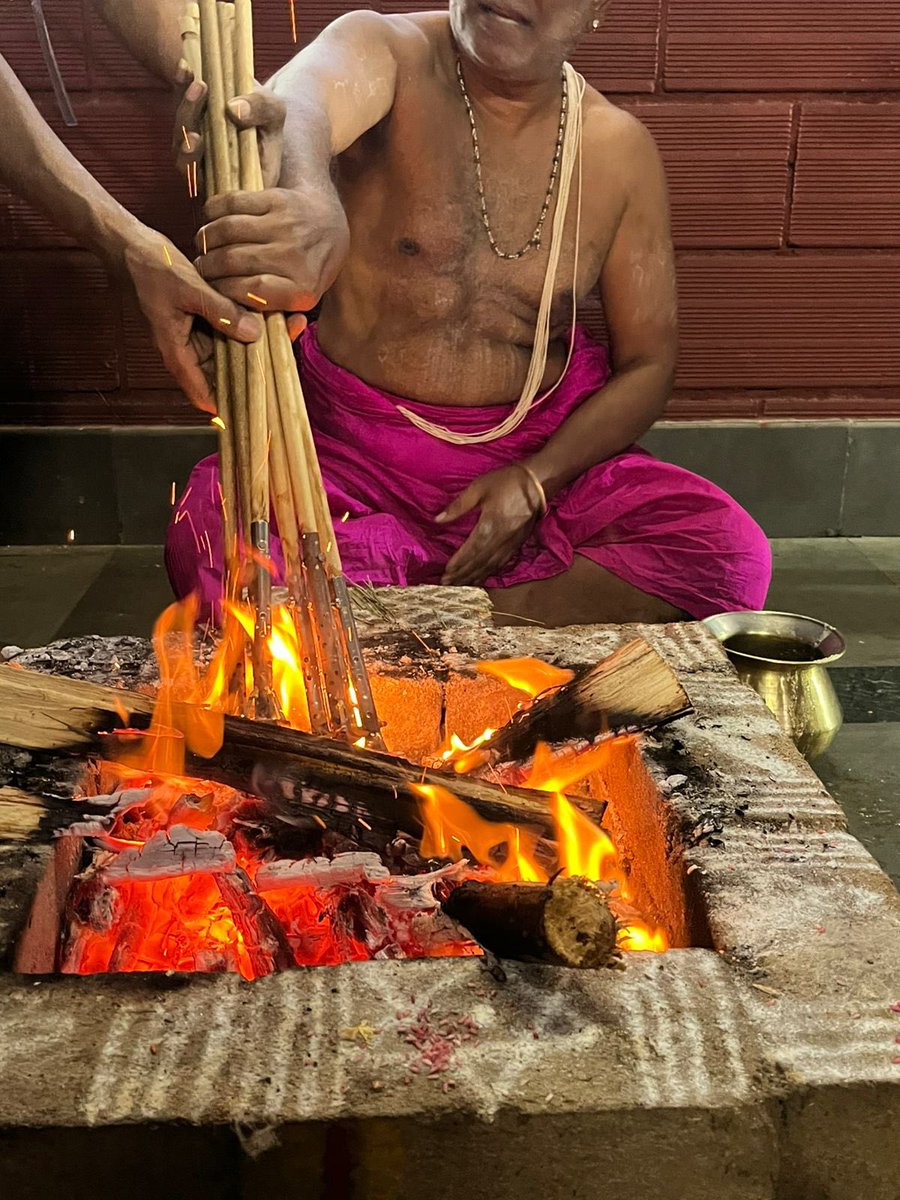 sriuttaradimath's tweet image. Ashadha Ekadashi at Sri Matha -
Since 6 AM today, Sri Mahaswamigalu has been blessing thousands of devotees with Tapta Mudradharana.
The atmosphere is divine, the devotion unmissable.
Gratitude to our volunteers & devotees - the slot system is running seamlessly thanks to your…