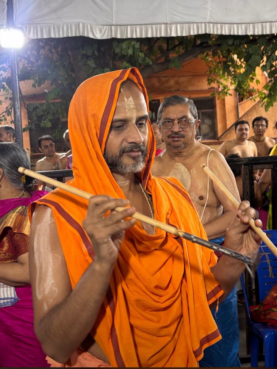 sriuttaradimath's tweet image. Ashadha Ekadashi at Sri Matha -
Since 6 AM today, Sri Mahaswamigalu has been blessing thousands of devotees with Tapta Mudradharana.
The atmosphere is divine, the devotion unmissable.
Gratitude to our volunteers & devotees - the slot system is running seamlessly thanks to your…