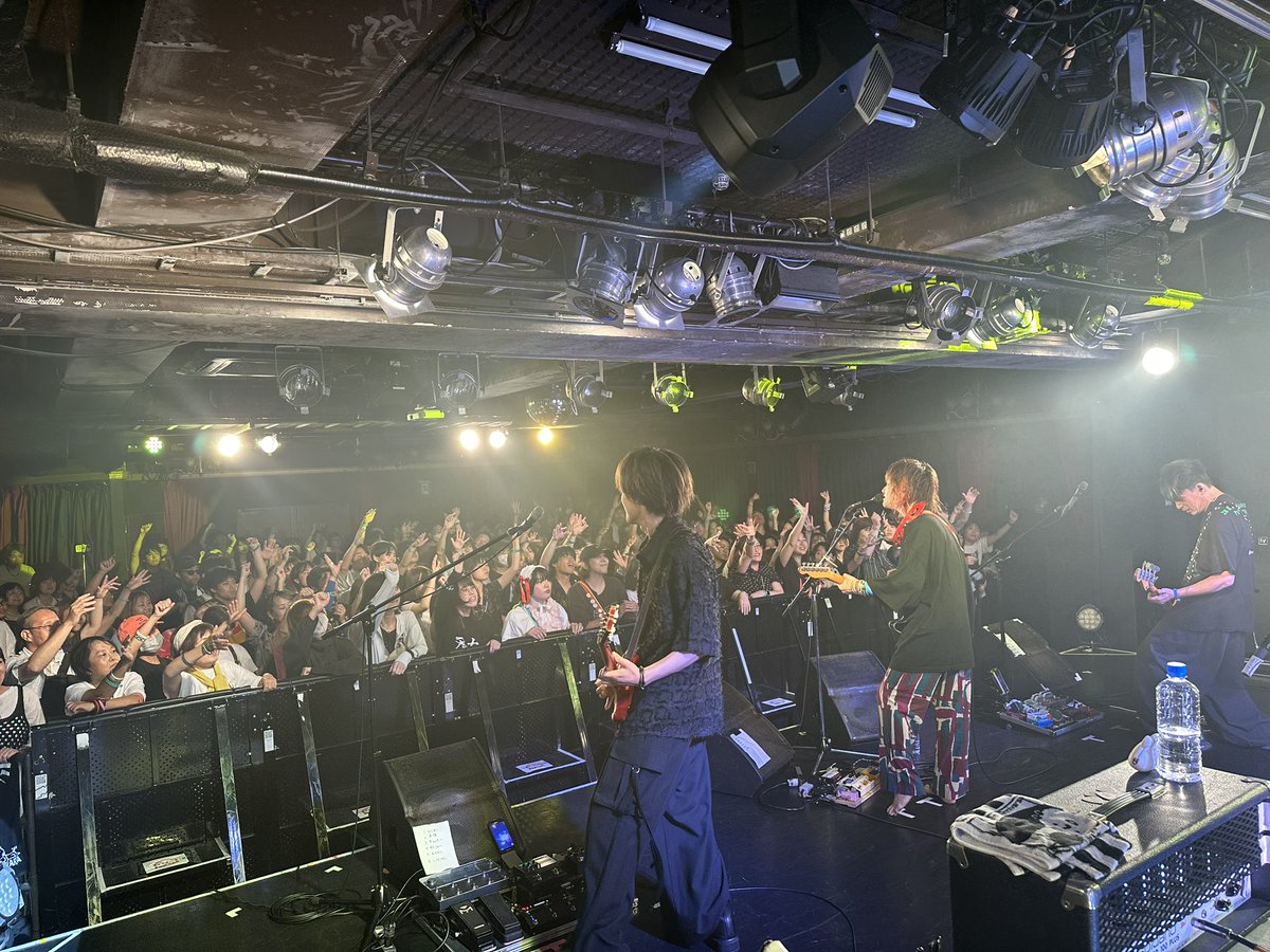 見放題大阪2025

アルカラ

JANUS

関西の至宝、見放題初出演‼️
ずっと6月末にネコフェスあったから
叶わなかった出演が
今年はネコフェス秋開催(超デカフェス)で
7月の見放題についにアルカラが‼️

当然圧巻のライブ
フロアにはバンドマン大集結！