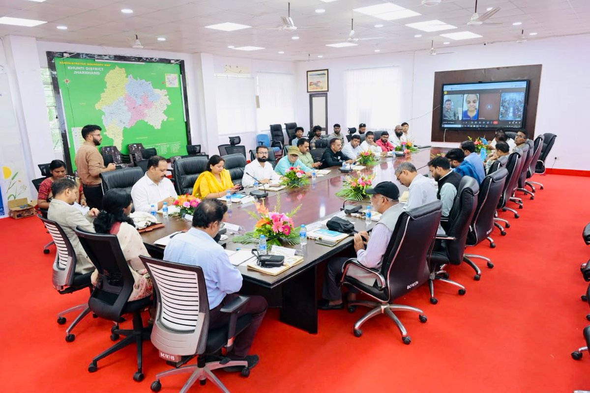 Official_akk's tweet photo. Honoured to join the #Vartalap program in Khunti on "The Role of MSMEs in Small Towns for a Developed India Mission," organized by @RanchiPIB.

Local Journalists discussed #MSME importance &amp; media’s role. Key guests: @DCkhunti, Addl. DG @RanchiPIB, Asst. Dir @PIB_Patna. https://t.co/aYjUaKE2pM