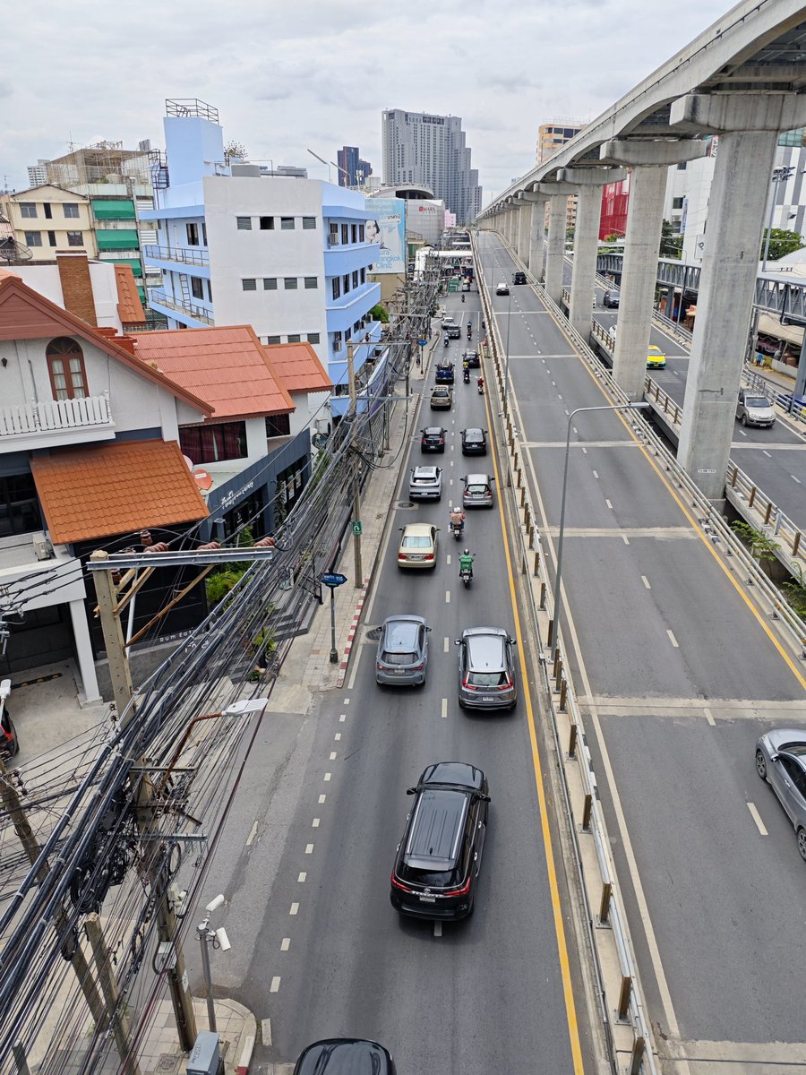 Jeffgoblem's tweet photo. @js100radio 11:13 ถนนลาดพร้าวขาออกบริเวณแยกแฮปปี้แลนด์รถมากเคลื่อนตัวได้ตามสัญญาณไฟจราจรกลับกันคล่องตัว https://t.co/eXIT2XSH00