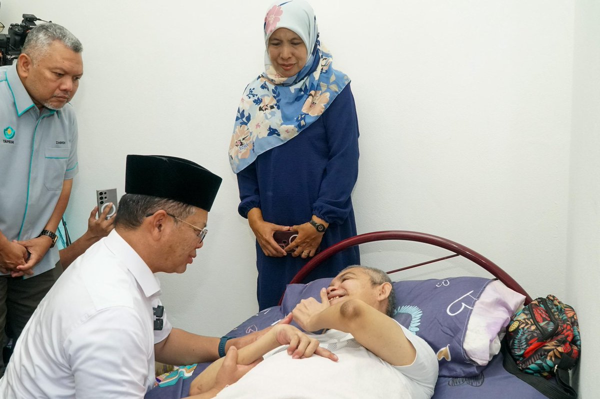 Rumah bukan sekadar tempat berteduh, tetapi tempat menyemai harapan.

Alhamdulillah, hari ini saya berkesempatan menyempurnakan serahan empat buah rumah baharu kepada keluarga asnaf serta bantuan tunai kepada sebuah keluarga ibu tunggal melalui Program Sinar Lestari dan Sinar