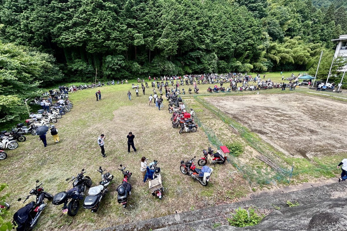 YATTi__3's tweet image. 九度山カブミーティングお疲れ様でした!
このまま売ってるみたいってお声がけ数人からいただきました🙇♀️
最高の褒め言葉です。
こっそり貼ったムーンアイズのステッカー
バランスよく白×黒×メッキ
やっとMOONEYESのステッカーが似合うカブプロになったかな✨
#九度山カブミーティング