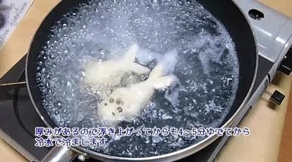 暑い、ただでさえ暑いのに☀
フライパンの熱湯で茹でられている
ゴマちゃんみたら早く冷水に放り込んで
となりました。

傍から見たら、ちょっとした修行ですし…