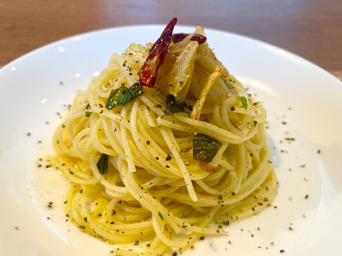 きょうのペペロンチーノ　250706
道の駅こんがりにんにく　
自家製バジル入り ver

＃ペペロンチーノ
＃パスタ
＃男料理