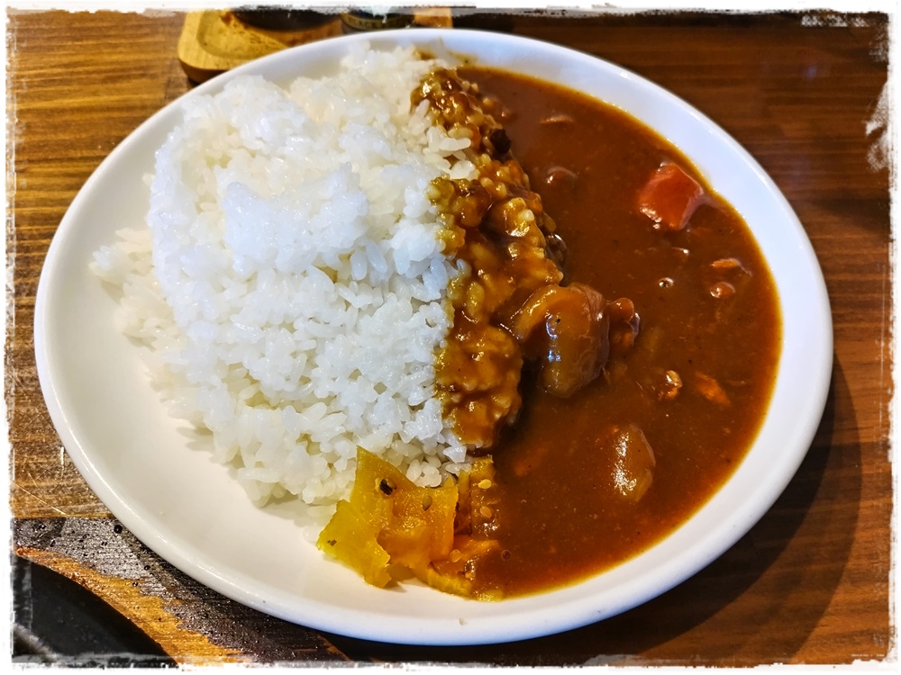 今日のランチ
#あおやま軒 さん
あおやまビッグバーグ^4^ミニカレーセットに変更👀
二ヶ月振りね あおやま軒さん♪今回もあおやまビッグバーグから～のミニカレーセットに変更😋ふっくら柔らかなハンバーグ(*^ーﾟ)bうんまぃﾈｪ♡ちょい辛のカレーも(੭•̀ᴗ•̀)੭うまし♪ではまた来ます🤗
#ハンバーグ