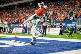 Texanroadrunner's tweet image. Gonna miss #88 and #1… just a tragic way to end things. Wish him all the best. We’ll never forget the dominant plays we witnessed from you. Thank you JT, now and forever 🤙🏻

#utsa #birdsup #triangleoftoughness