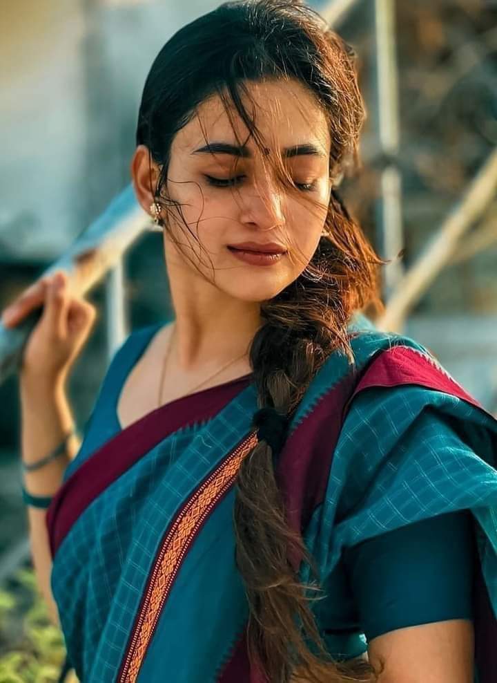 अपनी उम्मीद की टोकरी को खाली कर दीजिये
परेशानियां नाराज होकर खुद चली जायेंगी...... 🖊️