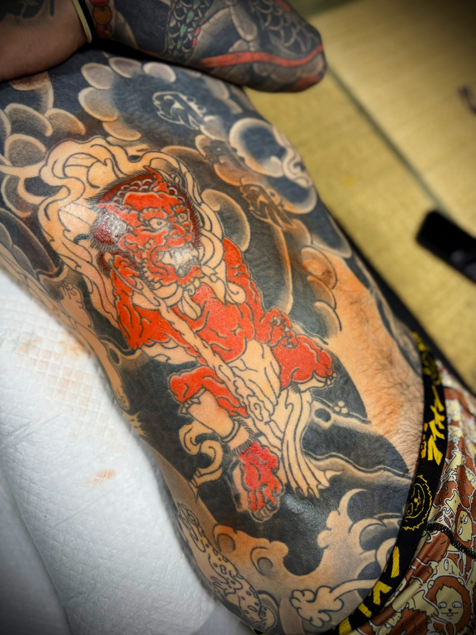 希少 ADRIAN LEE 限定写真集 【 TATTOO 】 Covering/modifying old ink with delicate lilies💝 -感恩