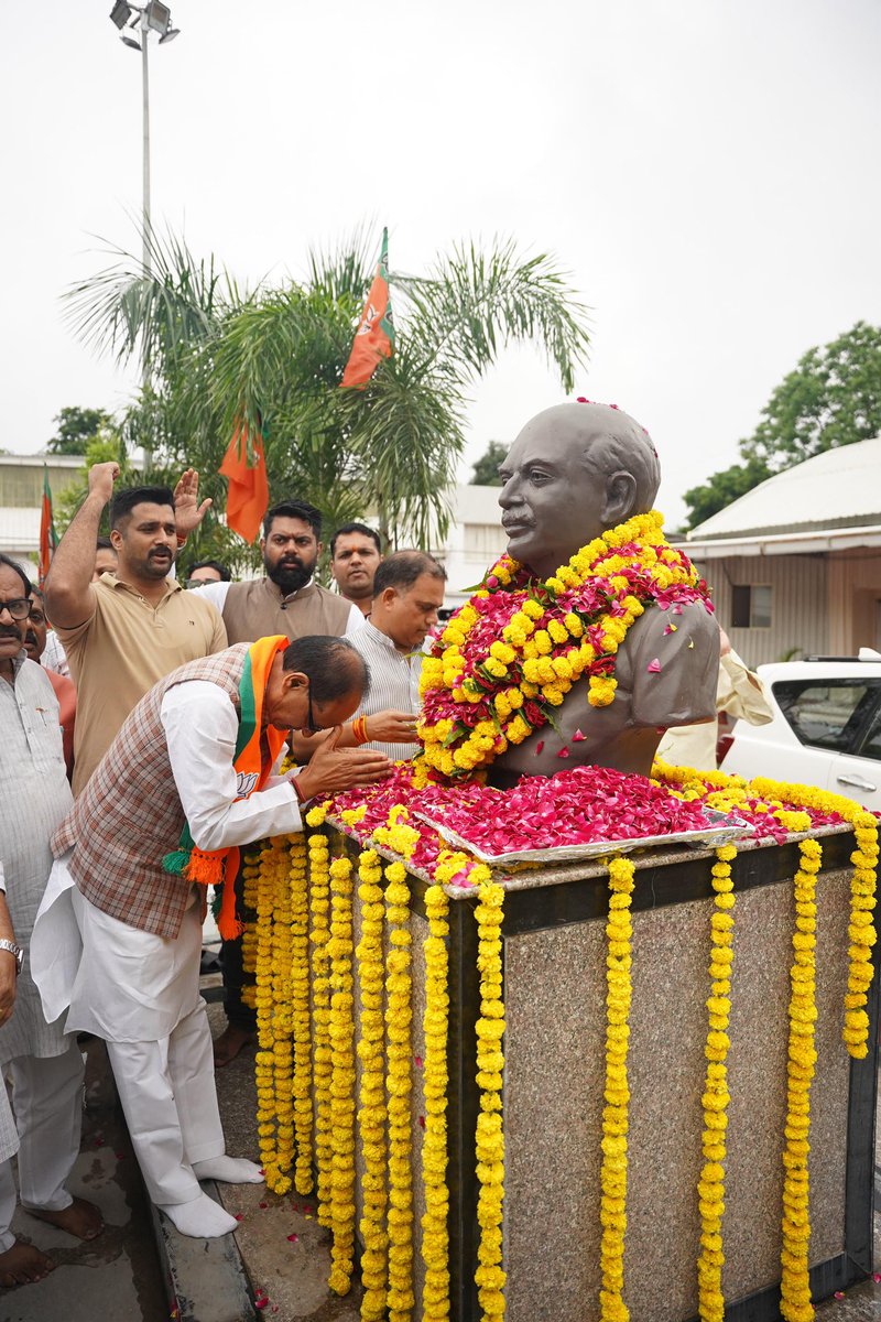 ChouhanShivraj's tweet image. श्रद्धेय डॉ. श्यामा प्रसाद मुखर्जी जी के चरणों में शत-शत नमन! भारतीय संस्कृति, जीवन मूल्य और परंपरा के आधार पर उन्होंने जनसंघ को खड़ा किया।
"एक देश में दो निशान, दो विधान, दो प्रधान नहीं चलेंगे", इसी मंत्र का उद्घोष करते हुए श्रद्धेय डॉ. मुखर्जी जी जम्मू-कश्मीर पहुंचे थे। वहीं…