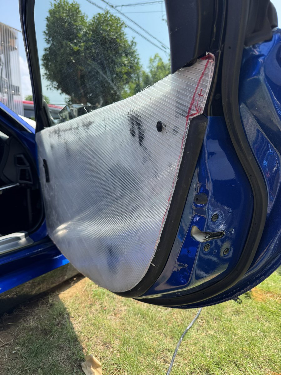 binbou_FD3S's tweet image. ドア内張りの試作に取り掛かります🚗
とりあえず激安ポリカ板でなんとな〜く
最終的にはカーボン👆
パワーウィンドウスイッチもここら辺?
インナーハンドルはNAロードスター用を
流用します😊
上から見ると窓ガラスとフレームが
丸見えになるので何とかします👍
まだここから仕上げていきます✨