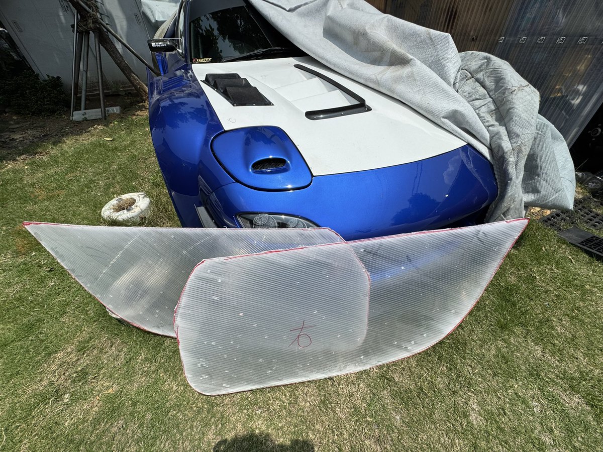 binbou_FD3S's tweet image. ドア内張りの試作に取り掛かります🚗
とりあえず激安ポリカ板でなんとな〜く
最終的にはカーボン👆
パワーウィンドウスイッチもここら辺?
インナーハンドルはNAロードスター用を
流用します😊
上から見ると窓ガラスとフレームが
丸見えになるので何とかします👍
まだここから仕上げていきます✨