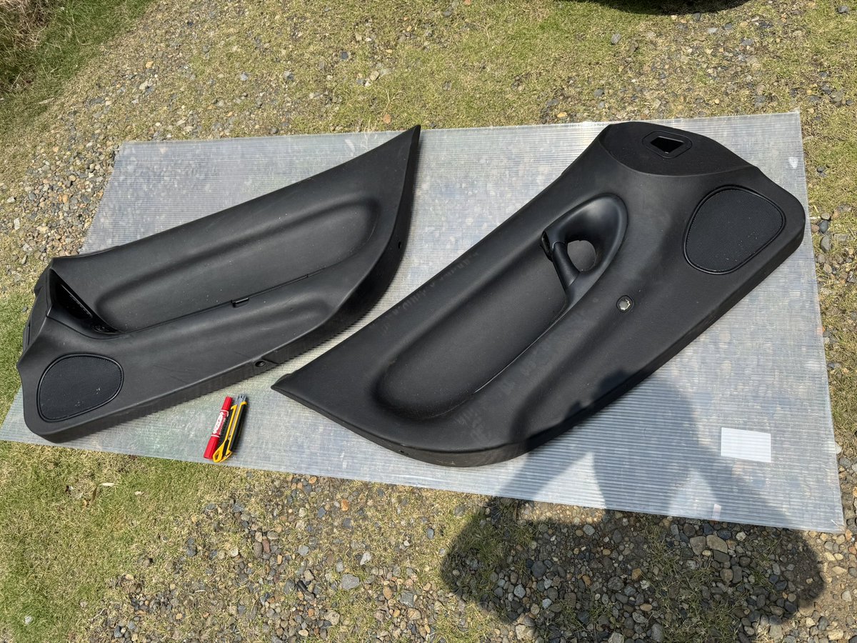 binbou_FD3S's tweet image. ドア内張りの試作に取り掛かります🚗
とりあえず激安ポリカ板でなんとな〜く
最終的にはカーボン👆
パワーウィンドウスイッチもここら辺?
インナーハンドルはNAロードスター用を
流用します😊
上から見ると窓ガラスとフレームが
丸見えになるので何とかします👍
まだここから仕上げていきます✨