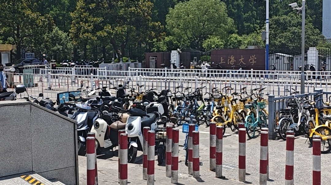 上海大学の門