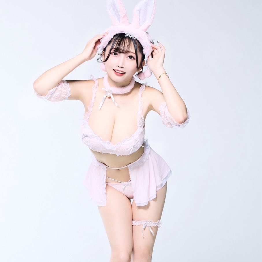 Phakchi選擇以 Calvin Klein 灰色運動內衣