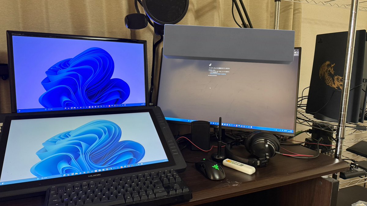 hamulive_bear's tweet image. パソコンついたー!
(なお、本格的なネット開通は8月上旬の模様)
今までは机の上に全て置いてたのでスペースに余裕がなかったけど、
大型のラックを導入したので機材やゲーム周りを全部こっちに置くことで机をのびのびと使えるようになった!
とりま作業はムズいけど、
ゲームは遊べるようになった