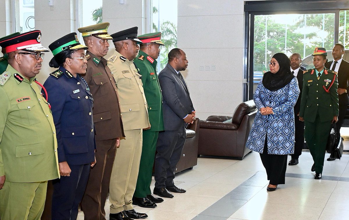 Rais wa Jamhuri ya Muungano wa Tanzania, Mhe. Dkt. Samia Suluhu Hassan akiagana na Viongozi mbalimbali kwenye Uwanja wa Ndege wa Kimataifa wa Julius Nyerere, Jijini Dar es Salaam leo tarehe 06 Julai 2025. Rais Dkt. Samia anasafiri kwenda Umoja wa Visiwa vya Comoro kwa Ziara ya