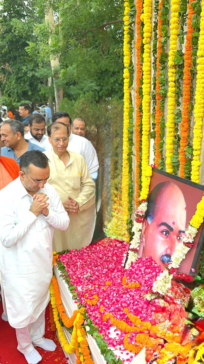 भारत की एकता एवं अखंडता के लिए अपने प्राणों का बलिदान देने वाले, प्रखर राष्ट्रवादी विचारक, महान शिक्षाविद, जनसंघ के संस्थापक एवं हमारे पथ प्रदर्शक डॉ. श्यामा प्रसाद मुखर्जी की जयंती पर कोटि-कोटि नमन।

#DrShyamaPrasadMukherjee