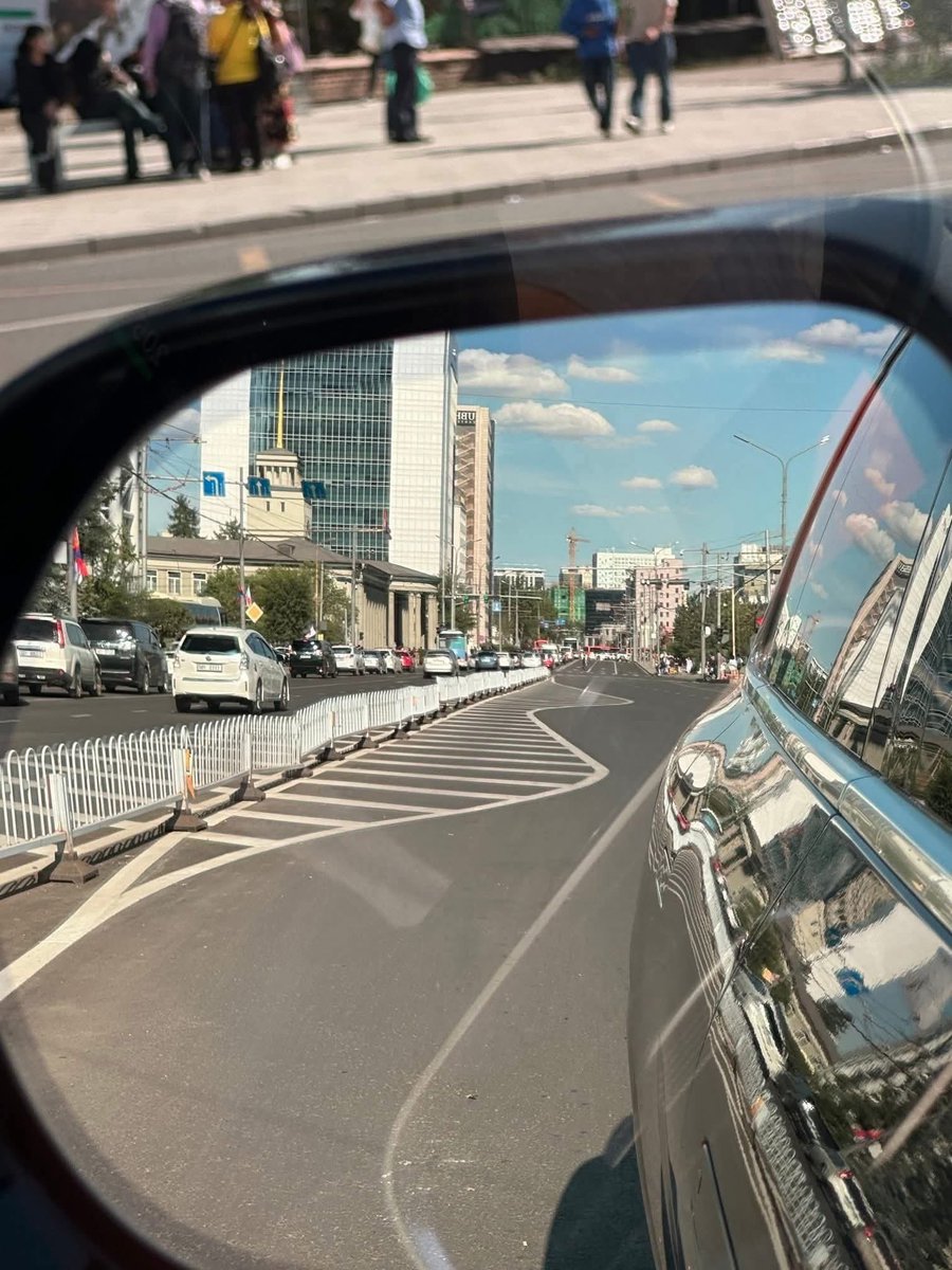 Та нар chatgpt-дээд сурчихаач. 

Хэдийгээр сул талтай юм шиг харагддаг (жолооч нарт зай бага санагддаг), гэхдээ замын аюулгүй байдалд маш чухал үүрэгтэй тэмдэглэгээ юм. Гэсэн байна шүү.