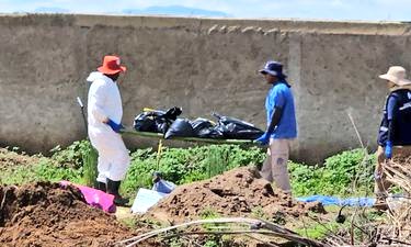 Seguimos en el procesamiento de la fosa de las agujas Zapopan, el día de ayer se extrajeron 16 bolsas, hoy 5 mas con un total de 33 hasta el momento por los peritos del IJCF y Fiscalía. Se seguiran los trabajos de prospección. Estan en el mismo predio de las 169 bolsas extraídas