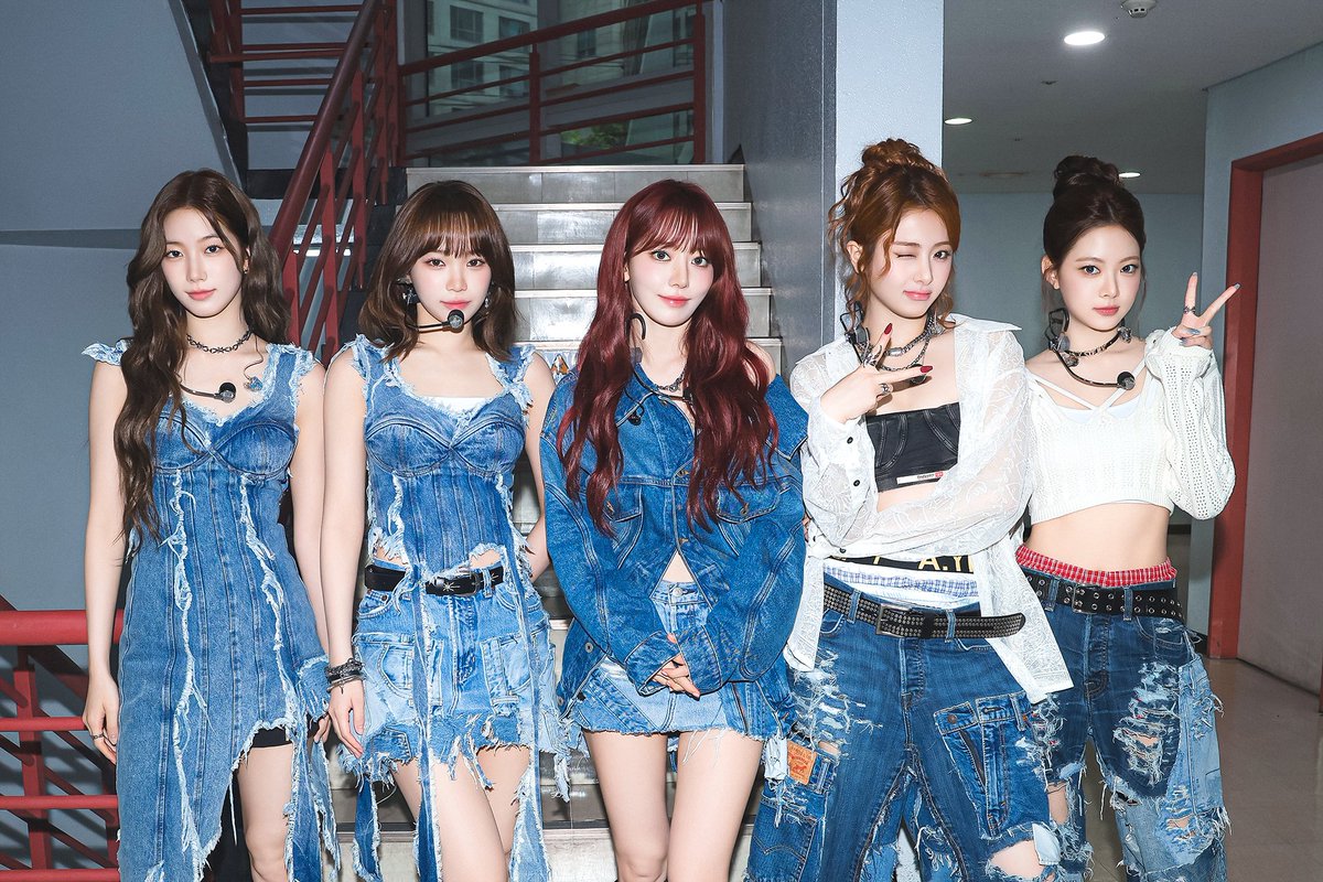 [#오늘의르세라핌]
250706 @ 인기가요 

#LE_SSERAFIM #르세라핌 
#LE_SSERAFIM_DIFFERENT