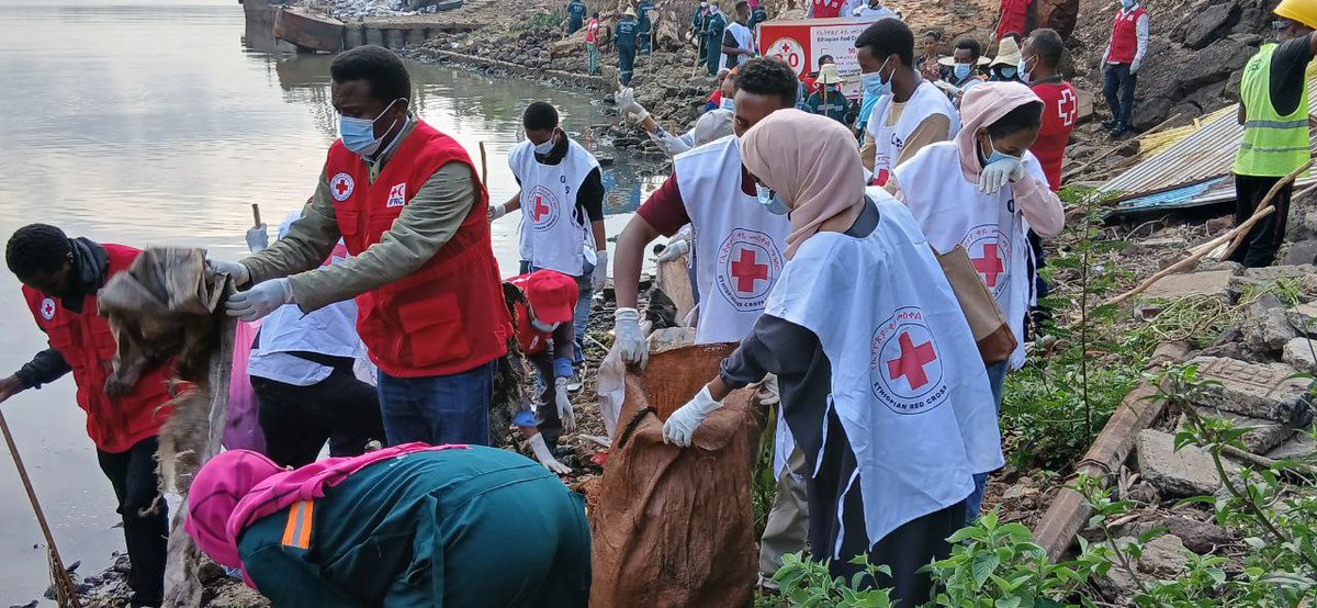 EthioRedCross's tweet image. በአማራ ክልል የኢቀመማቅ/ፅ/ ቤት የማህበሩ 90ኛ ዓመት ከብረ በዓል፤”90 ዓመታትን የተሻገረ የሰብዓዊነት አሻራ!!”በሚል መሪ ቃል በድምቀት ተከብሯል፡፡
በዓሉ የጣና ሀይቅን በማጽዳትና የጎዳና ላይ የእግር ጉዞ በማድረግ በልዩ ሁኔታነው የተከበረው ፡