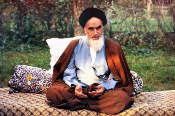 Asaad_Al_basri's tweet image. عاشوراء في عصرنا هي ثورة الخميني
كيف لهذا الرجل الطاعن بالسن الجالس تحت شجرة التفاح بفرنسا أن يقود ثورة بهذا الحجم؟ الامام الخميني مواليد 1902 حين قاد الثورة على الشاه 1979 كان عمره 77 عاما، رجل شارف على الثمانين ماذا يريد؟ نساءً أم أموالا أم ثياباً قشيبة؟ كل الدنيا كانت خلفه؟…