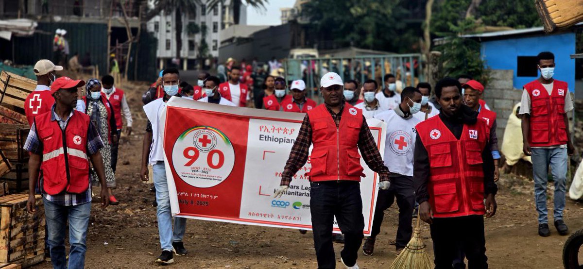 EthioRedCross's tweet image. በአማራ ክልል የኢቀመማቅ/ፅ/ ቤት የማህበሩ 90ኛ ዓመት ከብረ በዓል፤”90 ዓመታትን የተሻገረ የሰብዓዊነት አሻራ!!”በሚል መሪ ቃል በድምቀት ተከብሯል፡፡
በዓሉ የጣና ሀይቅን በማጽዳትና የጎዳና ላይ የእግር ጉዞ በማድረግ በልዩ ሁኔታነው የተከበረው ፡