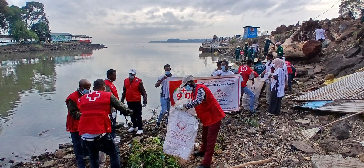 EthioRedCross's tweet image. በአማራ ክልል የኢቀመማቅ/ፅ/ ቤት የማህበሩ 90ኛ ዓመት ከብረ በዓል፤”90 ዓመታትን የተሻገረ የሰብዓዊነት አሻራ!!”በሚል መሪ ቃል በድምቀት ተከብሯል፡፡
በዓሉ የጣና ሀይቅን በማጽዳትና የጎዳና ላይ የእግር ጉዞ በማድረግ በልዩ ሁኔታነው የተከበረው ፡