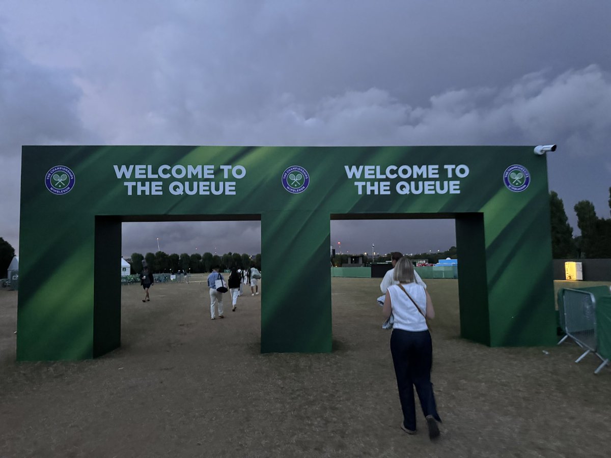 xxx33333xxx's tweet image. 4時半から並んでます☀️
#wimbeldon2025 #TheQueue