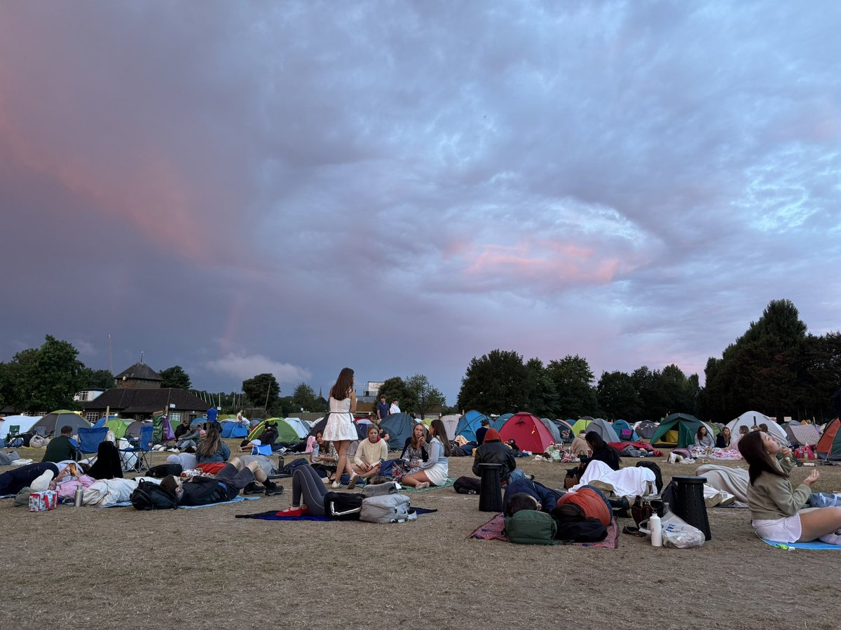 xxx33333xxx's tweet image. 4時半から並んでます☀️
#wimbeldon2025 #TheQueue
