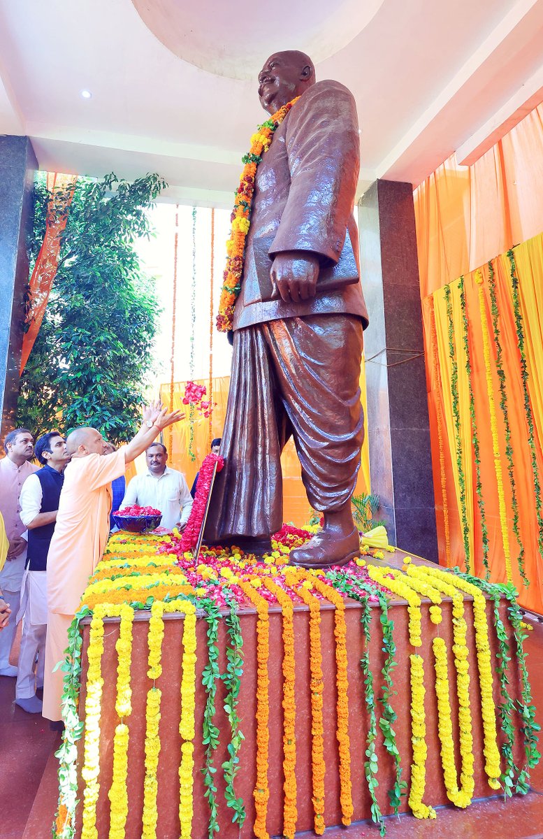 myogiadityanath's tweet image. भारतीय जनसंघ के संस्थापक अध्यक्ष डॉ. श्यामा प्रसाद मुखर्जी जी की 125वीं जयंती के अवसर पर आज लखनऊ में आयोजित कार्यक्रम में उनकी प्रतिमा पर पुष्पांजलि अर्पित कर उन्हें श्रद्धांजलि दी।
आदरणीय प्रधानमंत्री श्री @narendramodi जी के नेतृत्व में भारत दुनिया के अंदर इन्वेस्टमेंट के एक…