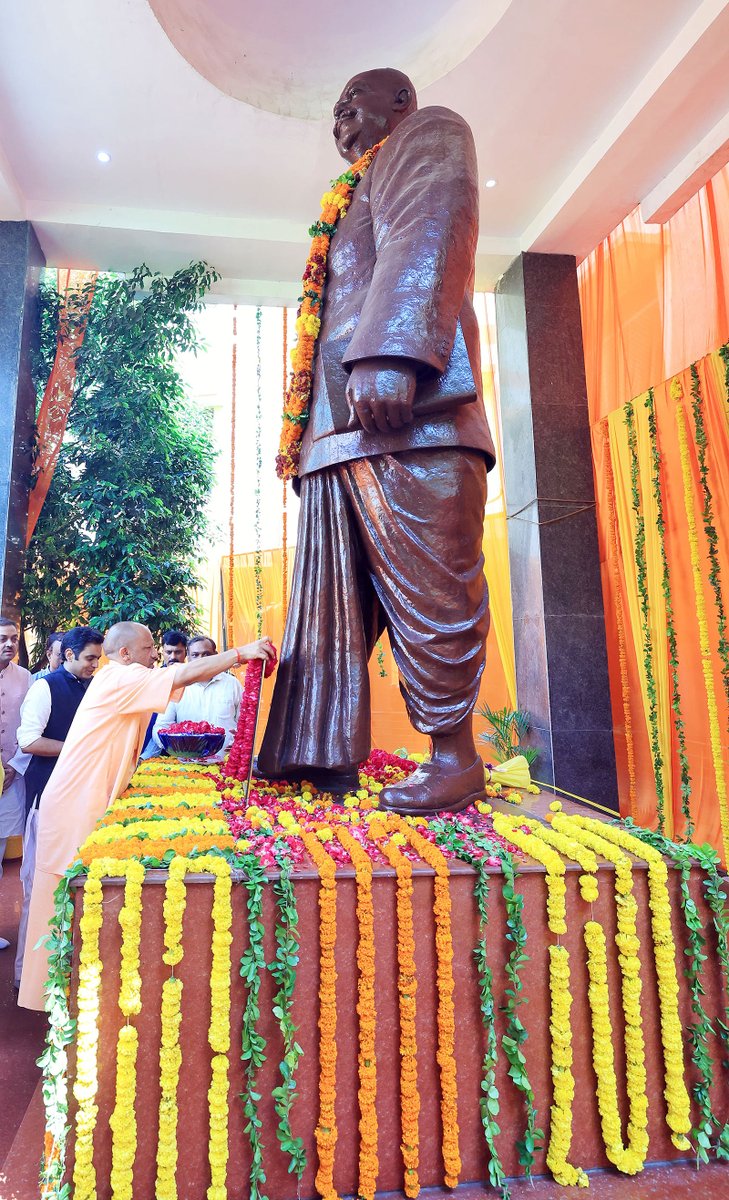 myogiadityanath's tweet image. भारतीय जनसंघ के संस्थापक अध्यक्ष डॉ. श्यामा प्रसाद मुखर्जी जी की 125वीं जयंती के अवसर पर आज लखनऊ में आयोजित कार्यक्रम में उनकी प्रतिमा पर पुष्पांजलि अर्पित कर उन्हें श्रद्धांजलि दी।
आदरणीय प्रधानमंत्री श्री @narendramodi जी के नेतृत्व में भारत दुनिया के अंदर इन्वेस्टमेंट के एक…