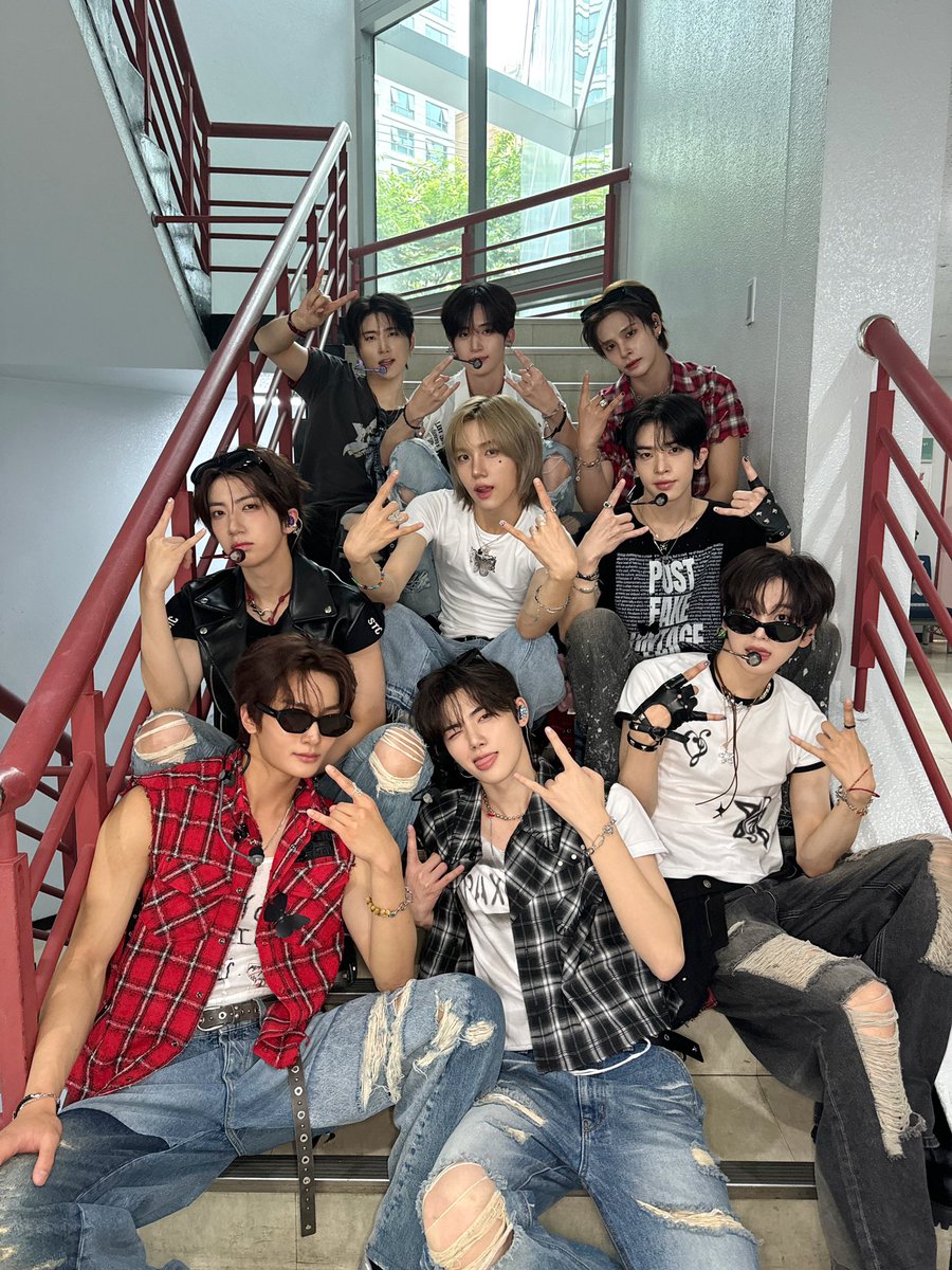 [📸] 250706
SBS #인기가요
⠀
#CRAVITY #크래비티
#DaretoCrave
#SETNETG0?! #SETNETGO #셋넷고