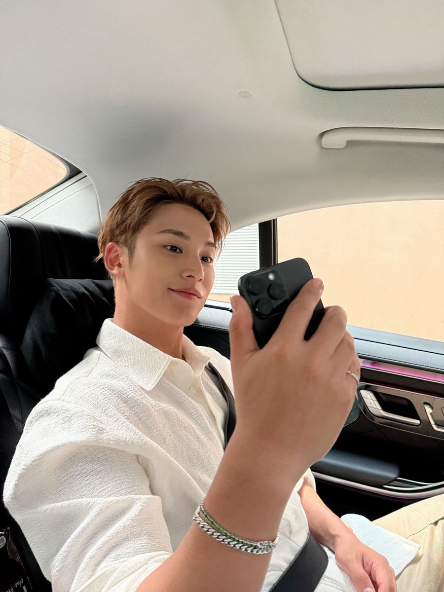 afasneny87's tweet photo. Mingyu weverse update.
After snickers event @ Malaysia
#MINGYUinMY #MINGYUinKL https://t.co/nb7Vzdo8iP