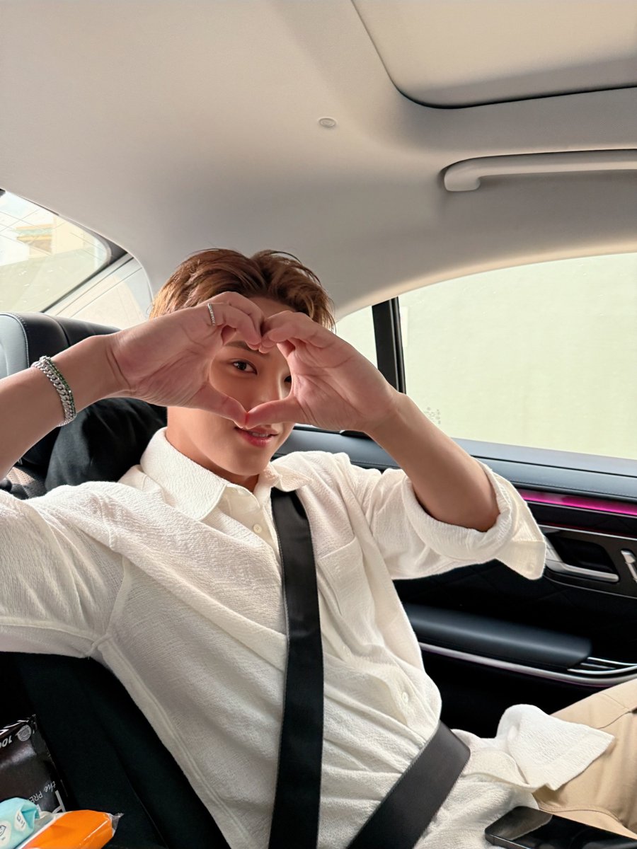 haruuyonk's tweet photo. 250705; appreciation post for #MINGYUinMY
idk why mingyu looked extra glowing and handsome in Malaysia. he was insanely attractive, like OMG i can’t move on!!! the way he gazed at carats was so full of love and adoration. he kept looking at the upper floor and gave extra fan service — like he knew exactly where his fans at! and bonus points; he recorded moments at the airport and during the event, and even posted a whole photo dump in Malaysia 🥹😭
i’ve fallen even deeper in love with him. i swear i’m still not over it. thank you for coming here and i love you so much Kim Mingyu~!! 🤍